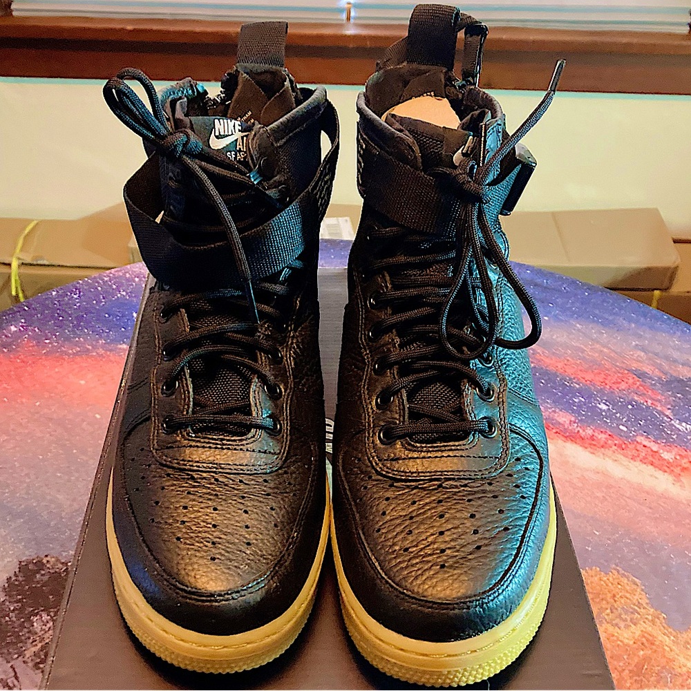 SF AIRFORCE 1 MID - BLACK/ GUM